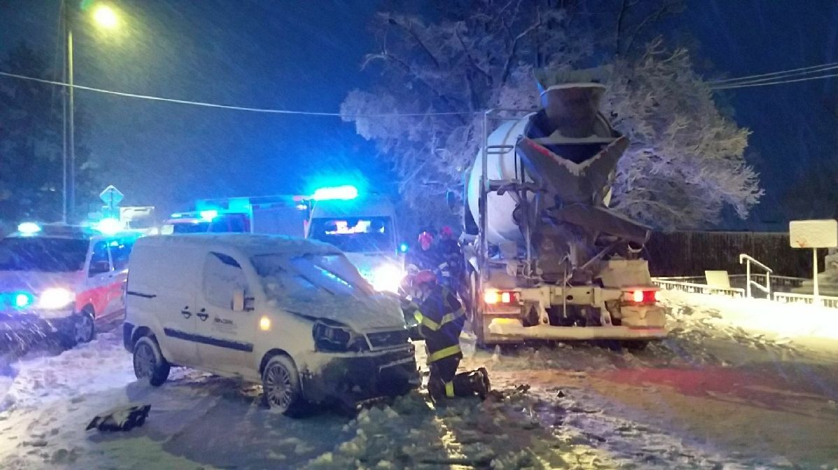 Řidiči po celém Česku bojují s přívaly sněhu